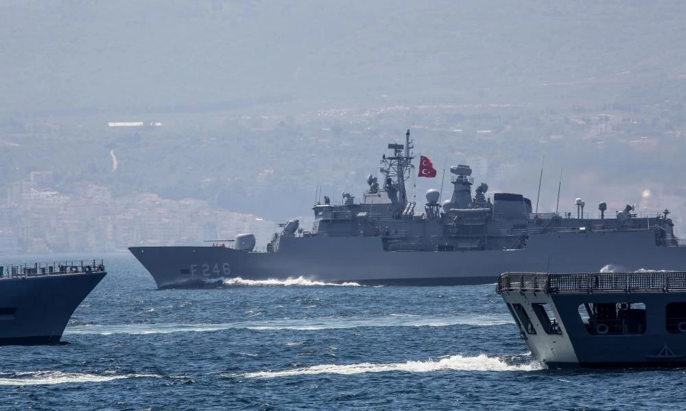 Φοβάται συντριβή ο Ερντογάν: Στέλνει πολεμικά πλοία στη Λιβύη